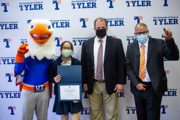 Nicole Tng receives UT Tyler Presidential Fellow Scholarship